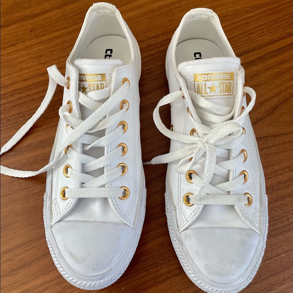 MOVING SALE! 🏷 White Low Rise Converse Sneakers Sz 7 EUC